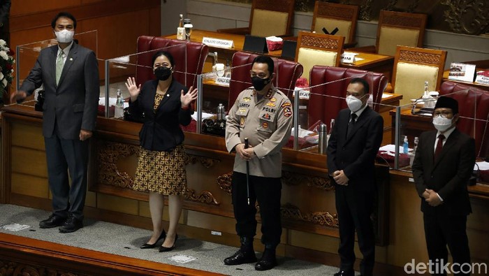 Disetujui DPR, Komjen Listyo Sigit Prabowo Jadi Kapolri DPR RI setuju Komjen Listyo Sigit Prabowo menjadi Kapolri menggantikan Jenderal Idham Azis. Persetujuan itu diambil dalam rapat paripurna DPR.