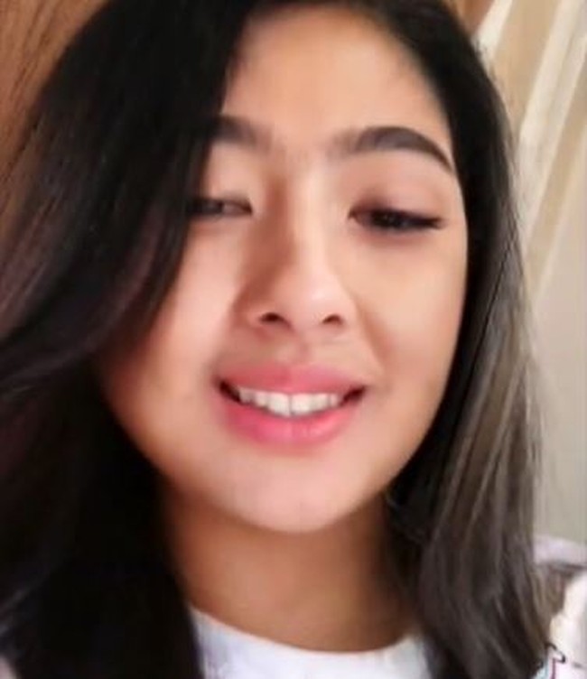 Arya Saloka kalau menjadi seorang wanita. Salah satu penggemar yang penasaran mengedit fotonya menggunakan aplikasi yang sedang viral saat ini dan begini hasilnya. Foto: Instagram/@arya.saloka.f