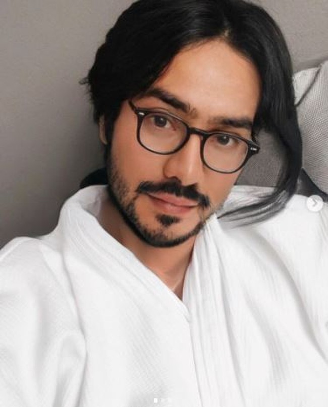 Ini potret Anya Geraldine kalau jadi cowok. Biasa selalu tampil feminim, kalau brewokan gini jadi beda banget ya? Foto: Instagram/@anyageraldine