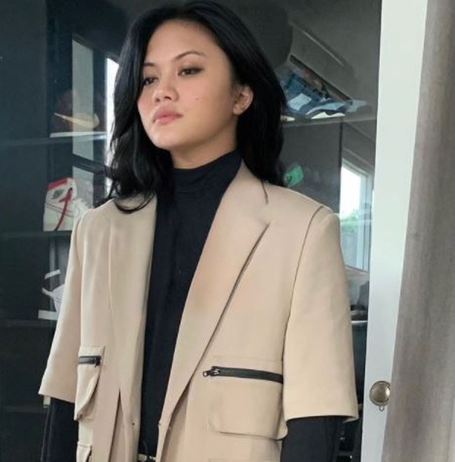 Kalau yang ini kira-kira siapa ya? Ikutan tren edit wajah yang lagi popular, Rizky Febian jadi dapat banyak pujian. Tak sedikit yang menilainya cantik jika jadi seorang wanita. Foto: Instagram/@rizkyfbian