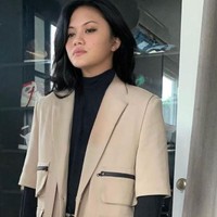 Kalau yang ini kira-kira siapa ya? Ikutan tren edit wajah yang lagi popular, Rizky Febian jadi dapat banyak pujian. Tak sedikit yang menilainya cantik jika jadi seorang wanita. Foto: Instagram/@rizkyfbian