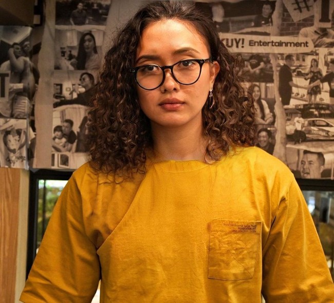 Yang satu ini editannya mulus banget ya, sampai terlihat seperti asli. Bisa tebak ini siapa? Ini adalah Uus jika menjadi seorang wanita. Foto: Instagram/@uusbiasaaja