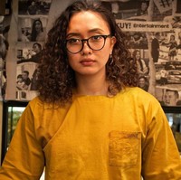 Yang satu ini editannya mulus banget ya, sampai terlihat seperti asli. Bisa tebak ini siapa? Ini adalah Uus jika menjadi seorang wanita. Foto: Instagram/@uusbiasaaja