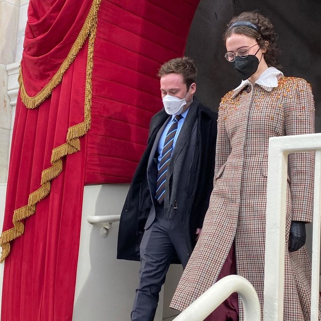 Banyak orang menyebut jika akhirnya muncul seorang ikon fashion dalam masa jabatan Joe Biden dan Kamala Harris. Adalah Ella Emhoff yang mengenakan jubah dari brand Miu Miu. Foto: Instagram @kemhoff