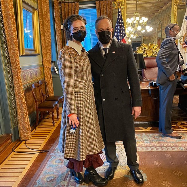 Busana yang terlihat seperti dress tersebut adalah sebuah coat yang hadir dengan aksen embellishment di bagian dada dan kerah lebar yang ikonik. Item yang dijual sekitar $5.000 atau Rp 60 jutaan dari koleksi autumn/winter 2020 tersebut cukup dikenal di kalangan fashionista sehingga banyak dari mereka memuji pilihan busana wanita 21 tahun itu. Foto: Instagram @coleemhoff