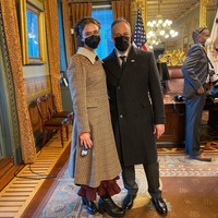 Busana yang terlihat seperti dress tersebut adalah sebuah coat yang hadir dengan aksen embellishment di bagian dada dan kerah lebar yang ikonik. Item yang dijual sekitar $5.000 atau Rp 60 jutaan dari koleksi autumn/winter 2020 tersebut cukup dikenal di kalangan fashionista sehingga banyak dari mereka memuji pilihan busana wanita 21 tahun itu. Foto: Instagram @coleemhoff