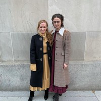 Seorang desainer mengunggah di Instagram bahwa Ella memilih salah satu dress karyanya berwarna merah burgundy. Dalam foto bersama sang ibu, ternyata dress tersebut digunakan di dalam coat. Foto: Instagram @kemhoff