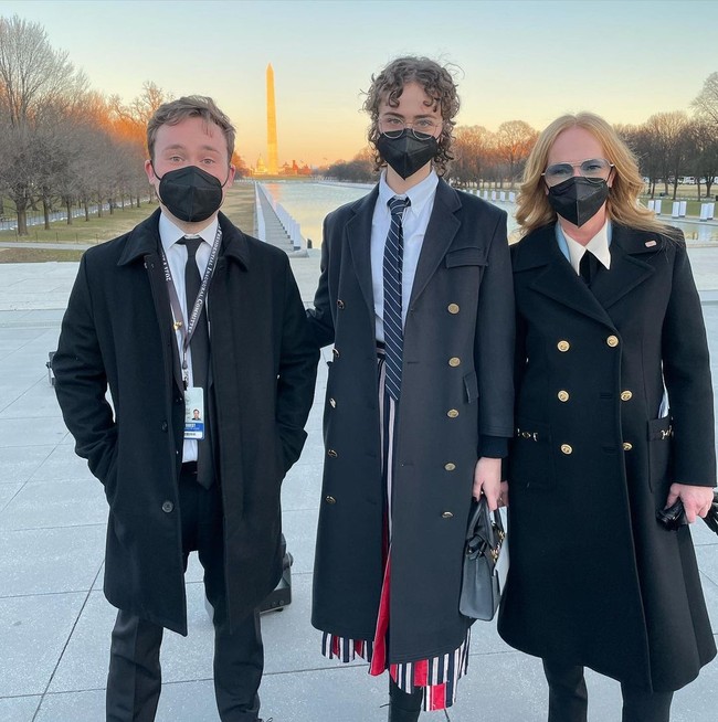 Dalam foto lain yang diposting ibunya, Ella terlihat mengenakan outfit yang lebih formal. Berpose bersama ibu dan saudaranya, mahasiswi itu terlihat memadukan coat serupa long blazer dari Thom Browne, kemeja, dan dasi. Sementara rok maksi dengan campuran warna bendera AS yang digunakannya menambah kesan feminin.Foto: Instagram @kemhoff