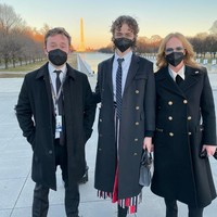 Dalam foto lain yang diposting ibunya, Ella terlihat mengenakan outfit yang lebih formal. Berpose bersama ibu dan saudaranya, mahasiswi itu terlihat memadukan coat serupa long blazer dari Thom Browne, kemeja, dan dasi. Sementara rok maksi dengan campuran warna bendera AS yang digunakannya menambah kesan feminin.Foto: Instagram @kemhoff