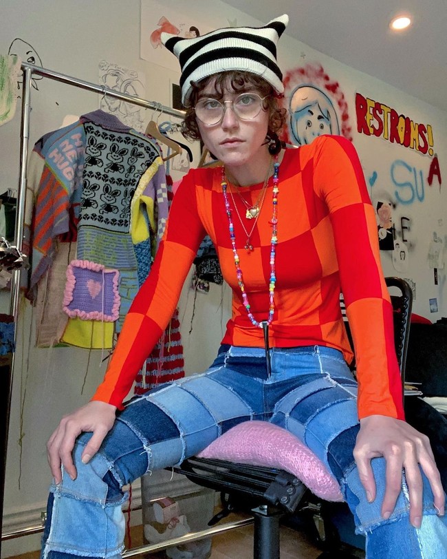 Sebelum jadi viral di Inauguration Day sang ibu tiri, Ella Emhoff telah memiliki selera gaya busana yang unik. Di akun Instagram-nya, Ella kerap menampilkan OOTD yang bisa dibilang berkesan artsy. Foto: Instagram @ellaemhoff