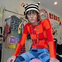 Sebelum jadi viral di Inauguration Day sang ibu tiri, Ella Emhoff telah memiliki selera gaya busana yang unik. Di akun Instagram-nya, Ella kerap menampilkan OOTD yang bisa dibilang berkesan artsy. Foto: Instagram @ellaemhoff