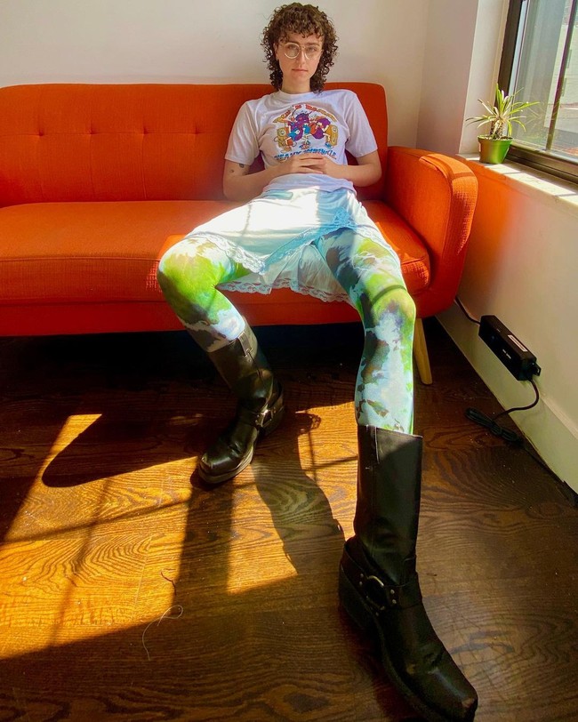 Tak heran memang mengingat ia merupakan mahasiswa Parsons School of Design di mana Ella mempelajari tekstil dan apparel. Dilansir Huffington Post, kini ia tengah mengerjakan tesis. Foto: Instagram @ellaemhoff