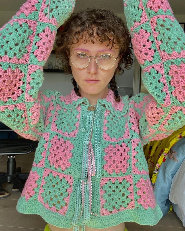 Ia pun sering membuat knitwear dengan desain-desain menarik. Dikatakan pula jika Ella bisa membuatkan tato. Foto: Instagram @ellaemhoff