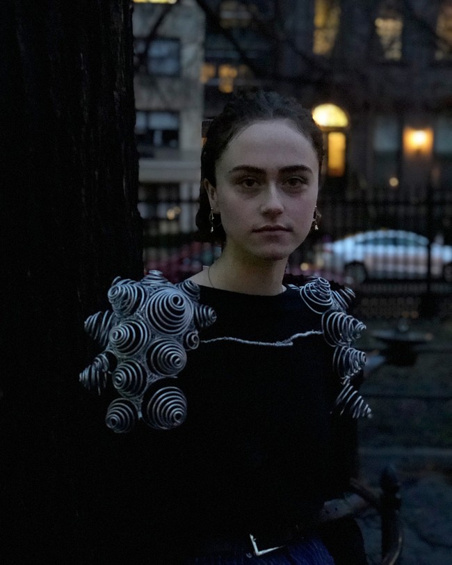 Datang ke acara pelantikan, Ella sendiri tampaknya cukup dekat dengan Kamala Harris yang disebutnya sebagai Momala. Kadang-kadang aku merasa aku baru mulia mengenalnya sebagai politisi karena aku menghabiskan banyak waktu mengenalnya sebagai ibu tiri, katanya kepada Glamour. Foto: Instagram @ellaemhoff