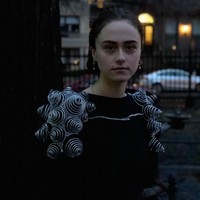 Datang ke acara pelantikan, Ella sendiri tampaknya cukup dekat dengan Kamala Harris yang disebutnya sebagai Momala. Kadang-kadang aku merasa aku baru mulia mengenalnya sebagai politisi karena aku menghabiskan banyak waktu mengenalnya sebagai ibu tiri, katanya kepada Glamour. Foto: Instagram @ellaemhoff