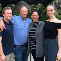 Ini potretnya bersama ayah, saudara, dan ibu tirinya. Foto: Instagram @kamalaharris