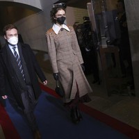 Anak tiri Kamala Harris, Ella Emhoff, pun ikut mencuri atensi berkat gaya preppy-edgy-nya dalam balutan coat Miu-Miu. Sejumlah majalah fashion menyertakan gaya Ella ini di daftar tamu inaugurasi dengan busana terbaik (Foto: AP/Win McNamee)