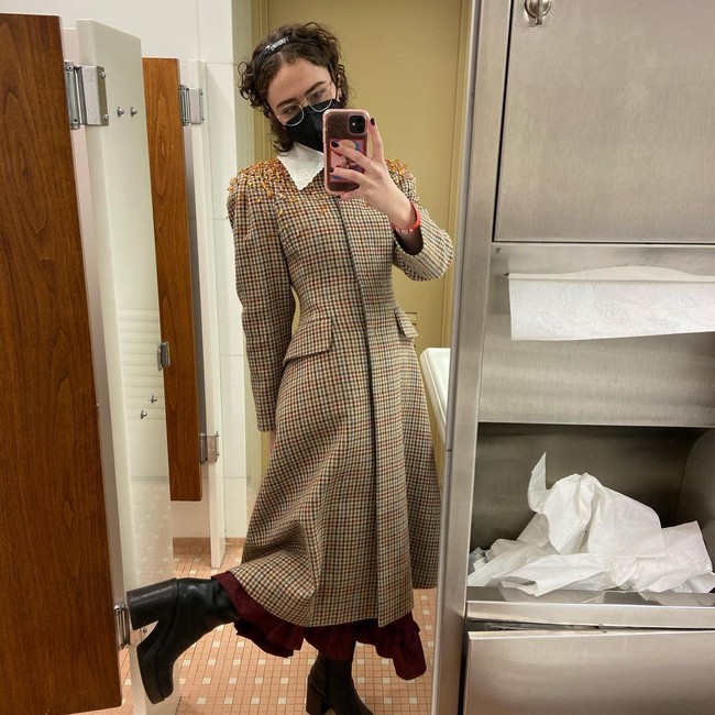 Ella Emhoff adalah anak tiri dari wakil presiden wanita pertama Amerika Serikat, Kamala Harris. Datang ke acara pelantikan presiden dan wakilnya, Ella mencuri perhatian karena tampil berbusana stylish. Foto: Instagram @ellaemhoff