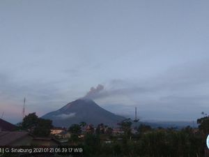 Gunung Sinabung Kembali Erupsi Hari Ini, Tinggi Kolom Abu 500 Meter