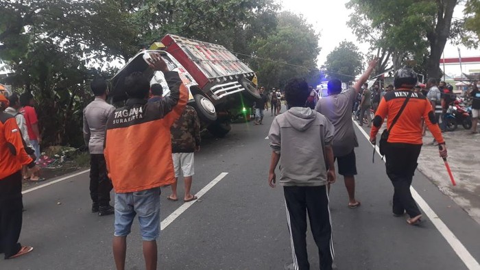 Evakuasi truk sayur yang kecelakaan Karanganyar, Kamis (21/1/2021).
