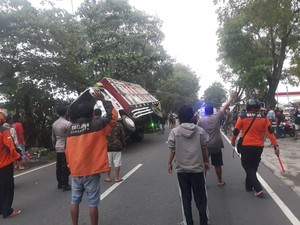 Truk Sayur Terguling Usai Tabrak Motor di Karanganyar, 1 Tewas