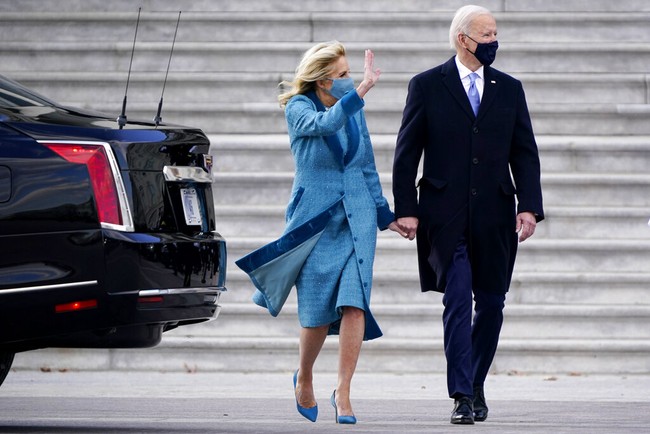 Di hari pelantikannya, Presiden ke-46 AS Joe Biden menunjukkan rasa nasionalismenya dengan memakai busana buatan dalam negeri. Setelan dari Ralph Lauren menjadi andalannya. Sementara itu Ibu Negara Jill Biden memilih koleksi dari desainer pendatang baru, Alexandra O’Neill dengan labelnya, Markarian, yang baru berusia tiga tahun. Sebuah fashion statement untuk mendukung desainer lokal berskala kecil. (Foto: AP Photo)