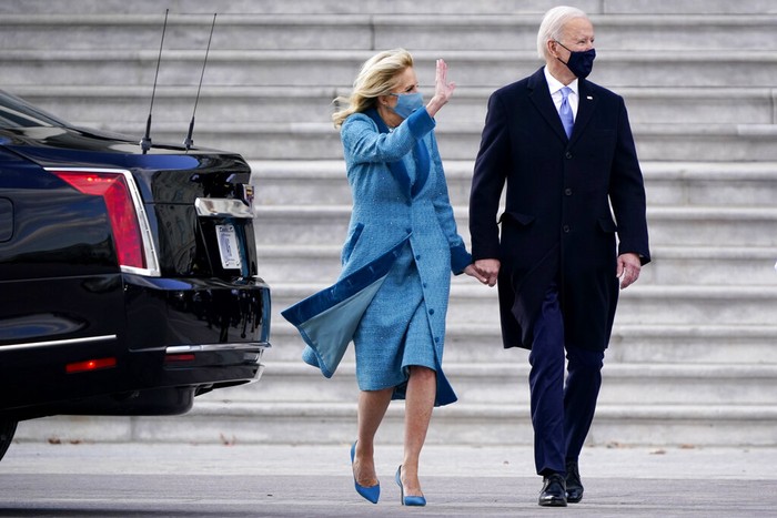 Gaya Jill Biden di Inaugurasi Joe Biden President-elect Joe Biden and his wife Jill Biden arrive at the East Front of the U.S. Capitol ahead of Biden’s inauguration, Wednesday, Jan. 20, 2021, at the U.S. Capitol in Washington. ((Jim Lo Scalzo/Pool Photo via AP)