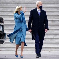 Di hari pelantikannya, Presiden ke-46 AS Joe Biden menunjukkan rasa nasionalismenya dengan memakai busana buatan dalam negeri. Setelan dari Ralph Lauren menjadi andalannya. Sementara itu Ibu Negara Jill Biden memilih koleksi dari desainer pendatang baru, Alexandra O’Neill dengan labelnya, Markarian, yang baru berusia tiga tahun. Sebuah fashion statement untuk mendukung desainer lokal berskala kecil. (Foto: AP Photo)