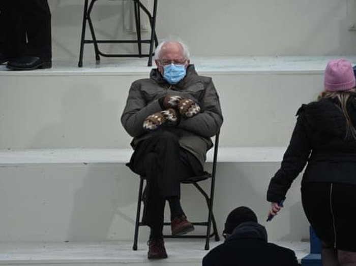 Gaya Senator Vermont, Bernie Sanders, yang memakai jaket musim dingin dan sarung tangan bermotif menjadi viral di media sosial