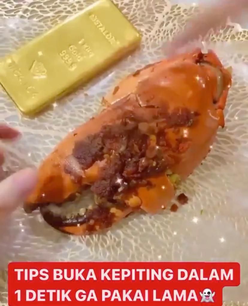 Gokil! Ibu Ini Pecahkan Kepiting Pakai Emas Batangan Rp 900 Juta