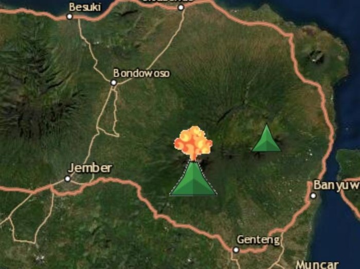 Gunung Raung erupsi. Total erupsi yang tercatat Pos Pengamatan Gunung Api (PPGA) Raung sebanyak 32 kali.