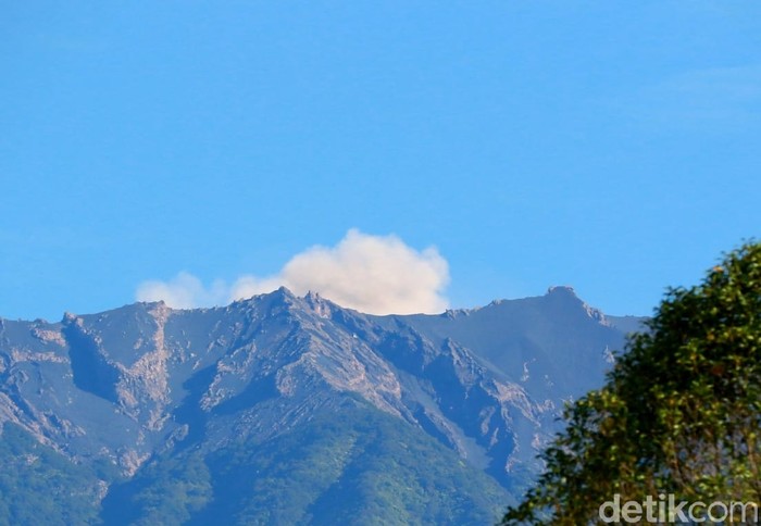 Aktivitas Gunung Raung meningkat bahkan terjadi erupsi. Pos Pengamatan Gunung Api (PPGA) Raung menutup akses pendakian dan mengimbau masyarakat waspada.