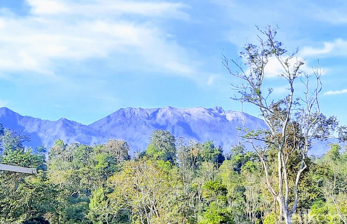 Gunung Raung erupsi dan statusnya naik ke level II atau waspada. BPBD Bondowoso mengimbau masyarakat tetap tenang tapi waspada.