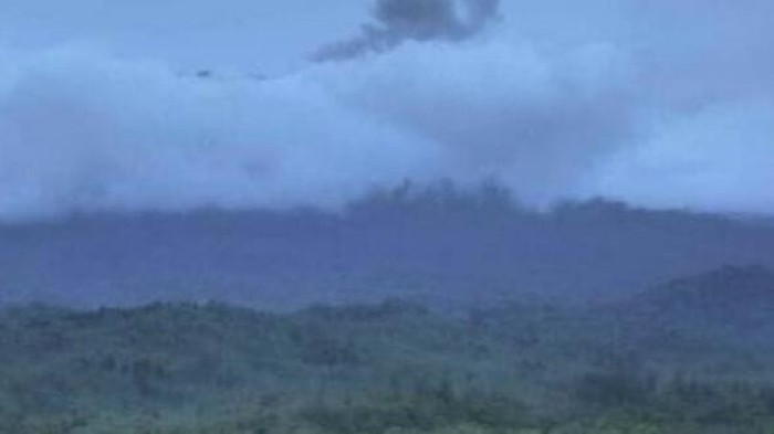 Gunung Raung erupsi. Peristiwa itu dibenarkan oleh Kepala Pos Pengamatan Gunung Api (PPGA) Raung, Mukijo.