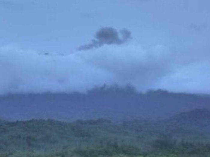Gunung Raung erupsi. Peristiwa itu dibenarkan oleh Kepala Pos Pengamatan Gunung Api (PPGA) Raung, Mukijo.