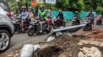 Hati-hati! Ada Galian Jalan Tanpa Rambu di Kemang