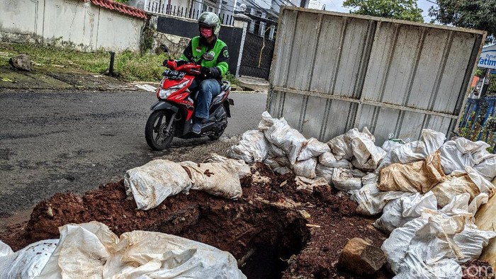 Hati-hati! Ada Galian Jalan Tanpa Rambu di Kemang Proyek galian jalan di kawasan Kemang, Jakarta, membuat pengendara harus hati-hati. Pasalnya tak terlihat marka jalan untuk penanda proyek galian jalan di sana.
