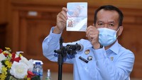 Kepala Kanwil Kementerian Hukum dan HAM Bali Jamaruli Manihuruk menunjukkan paspor warga negara Amerika berinisial KAG di Kantor Imigrasi Kelas I TPI Denpasar, Bali.