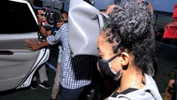 Kristen Gray viral terkait cuitannya melalui akun Twitter @kristentootie berupa ajakan bagi orang asing untuk pindah ke Bali pada masa pandemi COVID-19 dan diduga telah menyebarkan informasi lain yang dianggap dapat meresahkan masyarakat dikenakan Tindakan Administratif Keimigrasian berupa pendeportasian (pengusiran) karena diduga melanggar pasal 75 ayat 1 Undang-undang Nomor 6 Tahun 2011 tentang Keimigrasian.