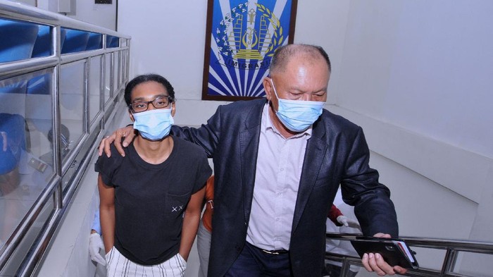 Petugas Imigrasi mengawal warga negara Amerika Serikat Saundra Michelle Alexander (kanan) yang merupakan rekan dari Kristen Antoinette Gray saat akan menuju ke Bandara Internasional I Gusti Ngurah Rai di Kantor Imigrasi Kelas I TPI Denpasar, Bali, Rabu (20/1/2021). Kristen Gray yang cuitannya viral di akun Twitter @kristentootie berupa ajakan bagi orang asing untuk pindah ke Bali pada masa pandemi COVID-19 dan diduga telah menyebarkan informasi lain yang dianggap dapat meresahkan masyarakat dideportasi bersama Saundra Michelle ke Amerika Serikat karena diduga melanggar pasal 75 ayat 1 Undang-undang Nomor 6 Tahun 2011 tentang Keimigrasian. ANTARA FOTO/Fikri Yusuf/wsj.