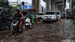 Duh, Jalan Boulevard Kelapa Gading Rusak Parah-Tergenang