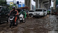 Jalan tersebut rusak dan tergenang saat hujan turun.