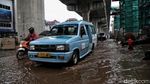 Duh, Jalan Boulevard Kelapa Gading Rusak Parah-Tergenang