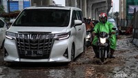 Sejumlah kendaraan melintas di Jalan Boulevard Kelapa Gading, Jakarta Utara, Kamis (21/1).