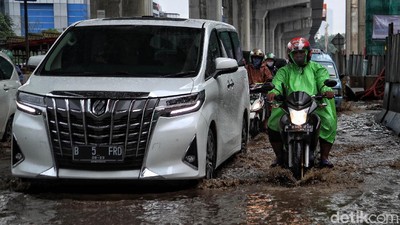 Duh, Jalan Boulevard Kelapa Gading Rusak Parah-Tergenang
