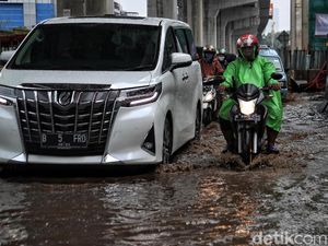 Duh, Jalan Boulevard Kelapa Gading Rusak Parah-Tergenang