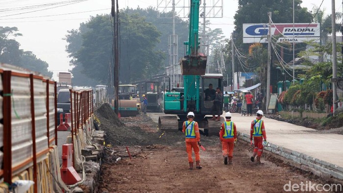 Jalan Raya Soekarno Hatta Bandung Dilebarkan Jalan Raya Soekarno Hatta, Kota Bandung, Jawa Barat, tengah dilebarkan. Pelebaran jalan ini untuk mendukung pembangunan Flyover Kopo.