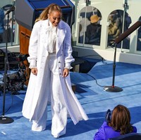 Selain Lady Gaga, penyanyi dan aktris Jennifer Lopez turut menyumbangkan suara merdunya di inaugurasi Joe Biden. Bak malaikat, J.Lo memesona dengan blus bergaya vintage, serta celana pipa dan coat serba putih dari koleksi Fall 2020 Chanel. (Foto: AP/Tasos Katopodis)