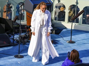 Jennifer Lopez Berbahasa Spanyol Saat Bernyanyi di Pelantikan Joe Biden