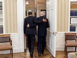 Foto Viral Obama Rangkul Biden: Selamat Sobatku, Ini Waktumu